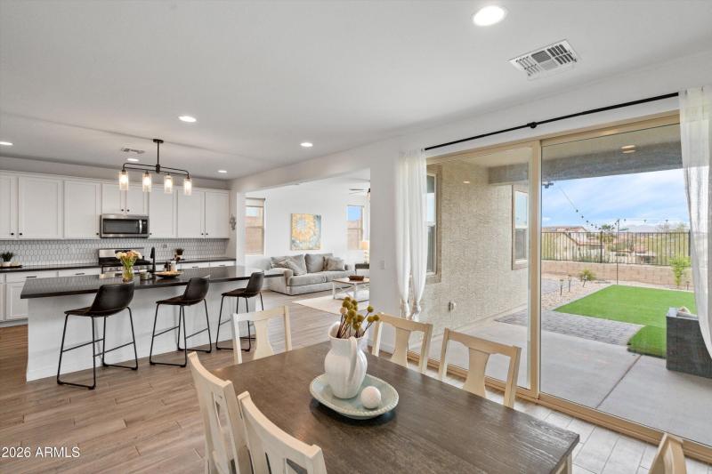 09-Dining to Kitchen