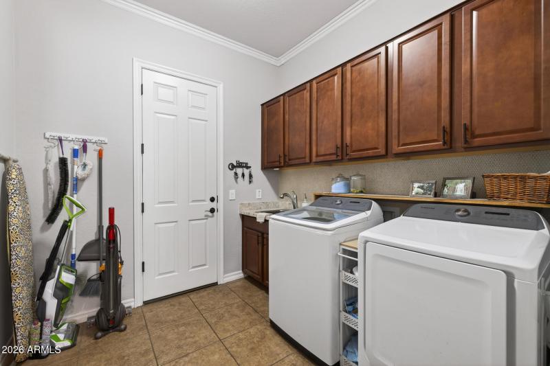 32)LAUNDRY ROOM
