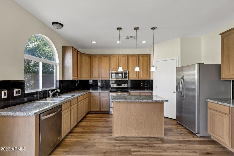 1140 E Ferrara St-12