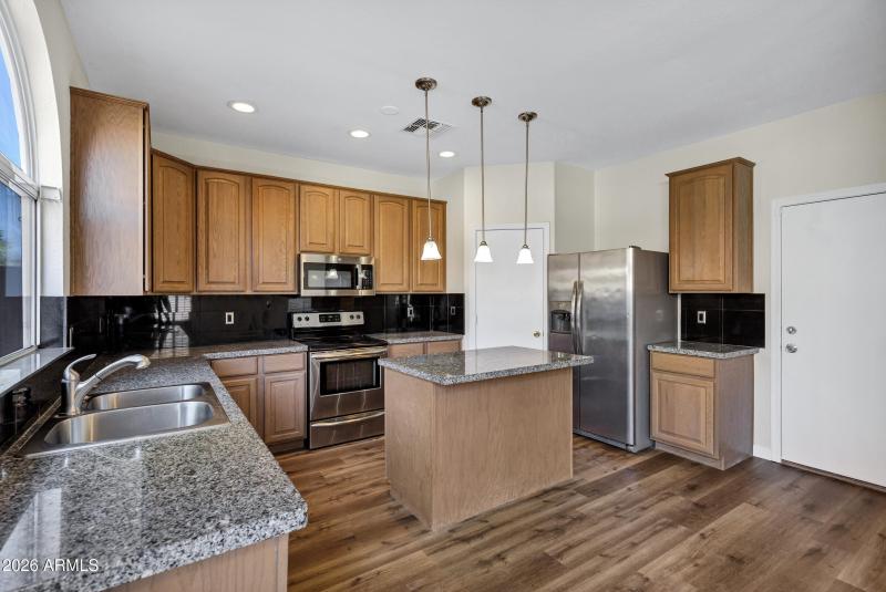 1140 E Ferrara St-13