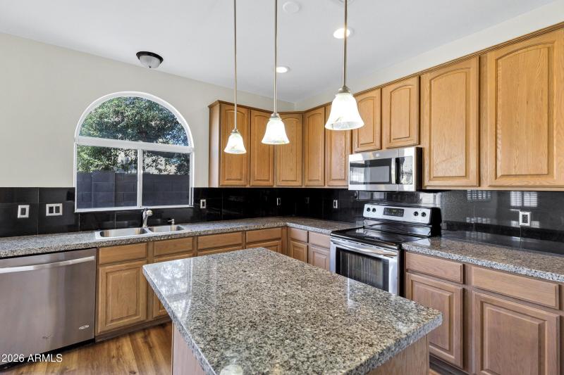 1140 E Ferrara St-15