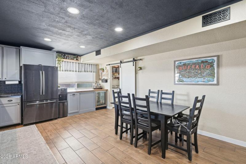 Large Eat-in Kitchen