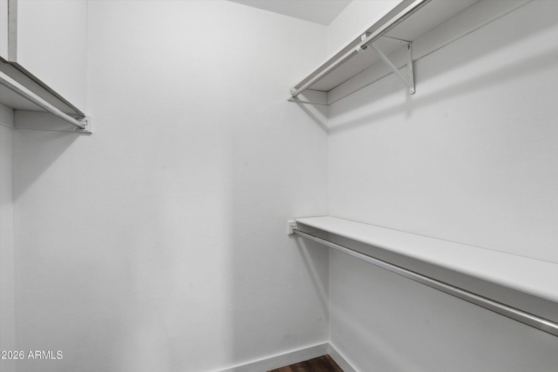 18-Walk-in Closet