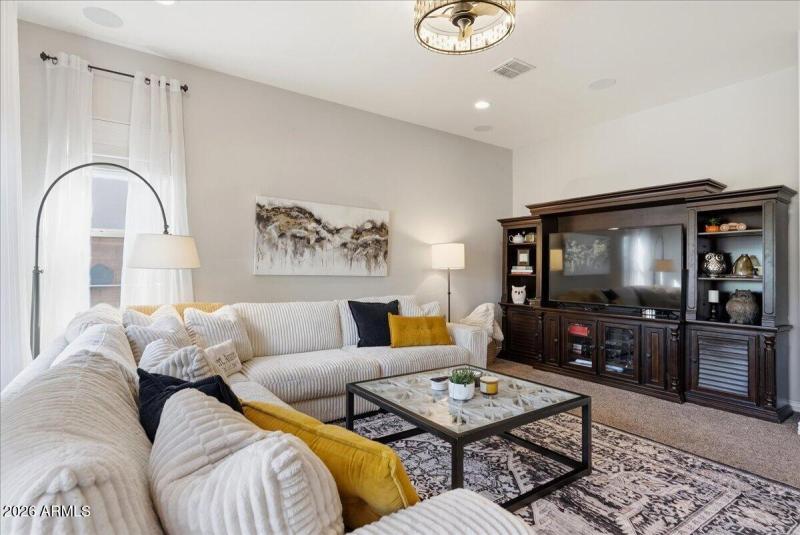 24-2486 E Lindrick Dr_RedHogMedia