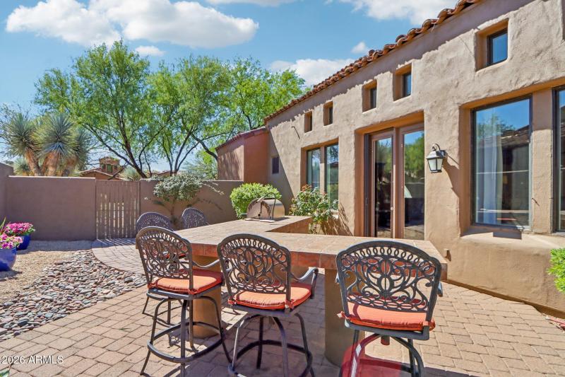 Built in BBQ & Island