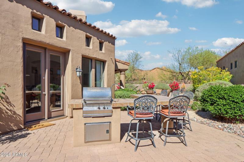 Built in BBQ & Island