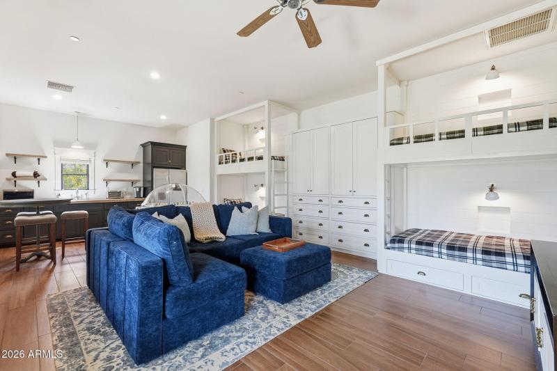 4 built-in bunk beds in guest house