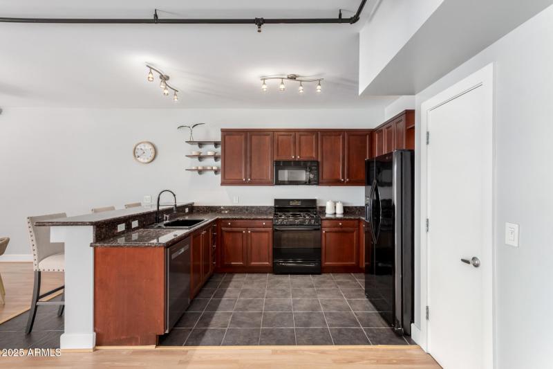 Kitchen w/ Gas cooking!