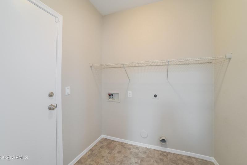 1006860.754 E DRIFTER PL - Laundry Room
