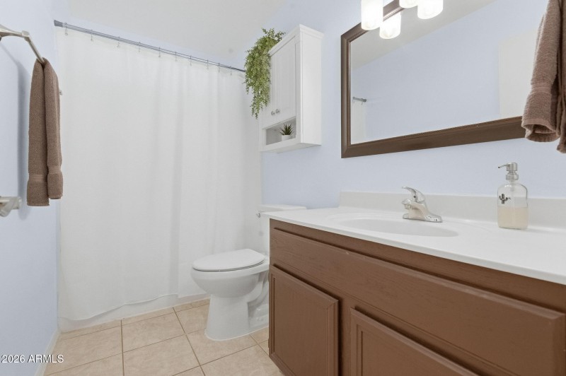Guest Bathroom w/ Tub & Shower