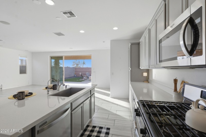 gas range and single bowl sink