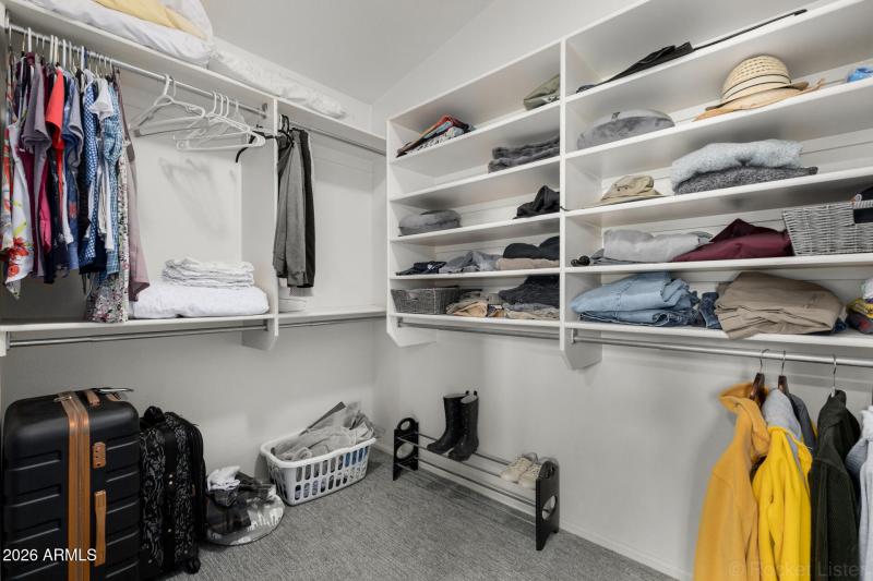 Walk -in closet/Built ins