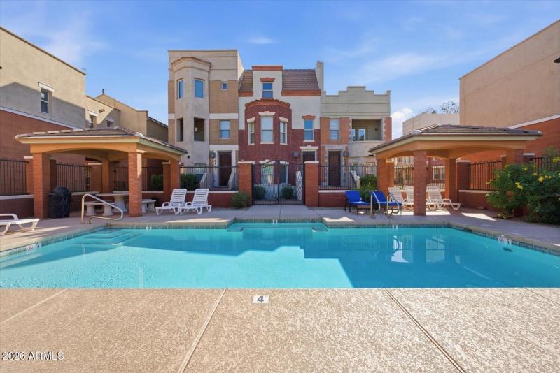 637 S ROOSEVELT Street