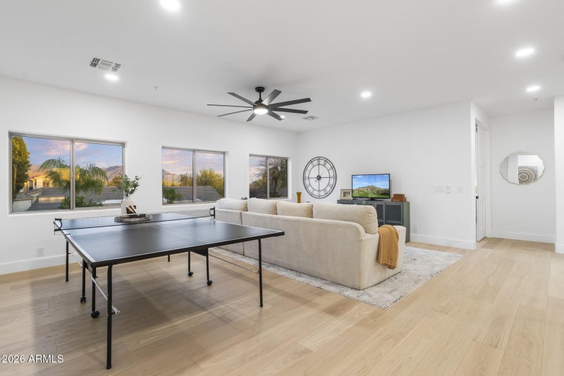 Spacious Loft with mountain Views