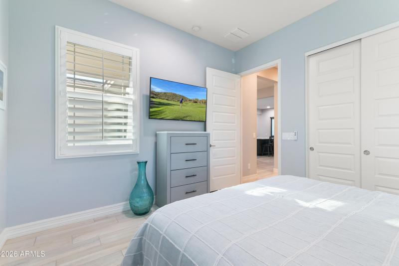 38_20942 w college drive-38