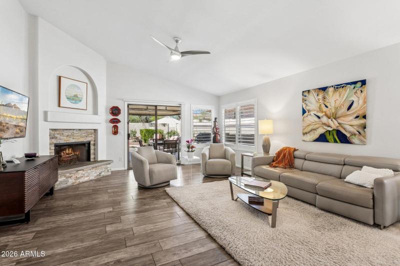 5-web-or-mls-21610-n-44th-pl