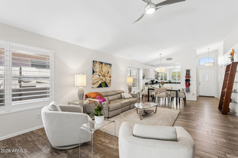 7-web-or-mls-21610-n-44th-pl