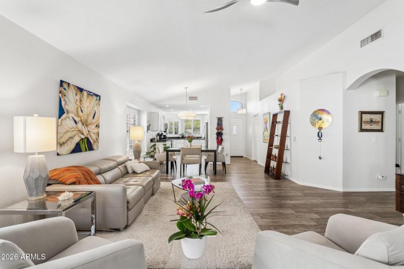 8-web-or-mls-21610-n-44th-pl