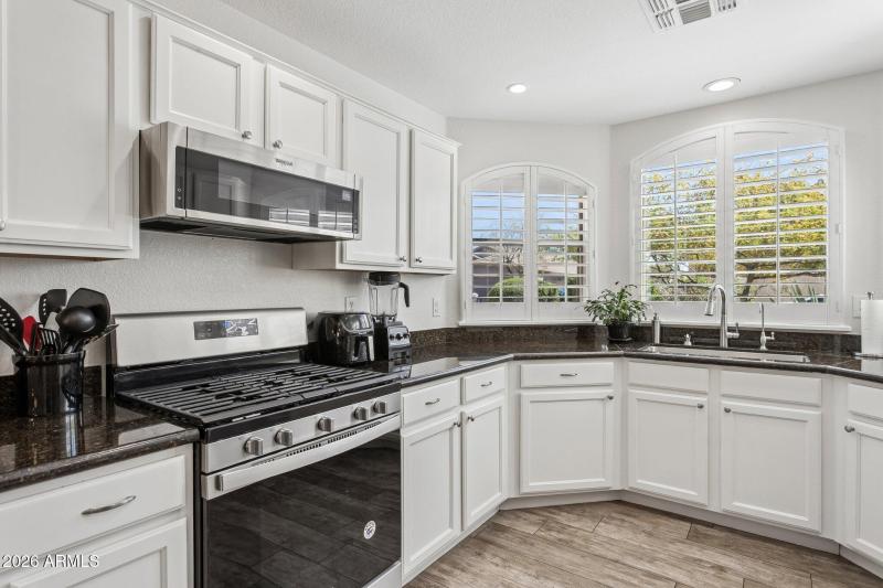 14-web-or-mls-21610-n-44th-pl