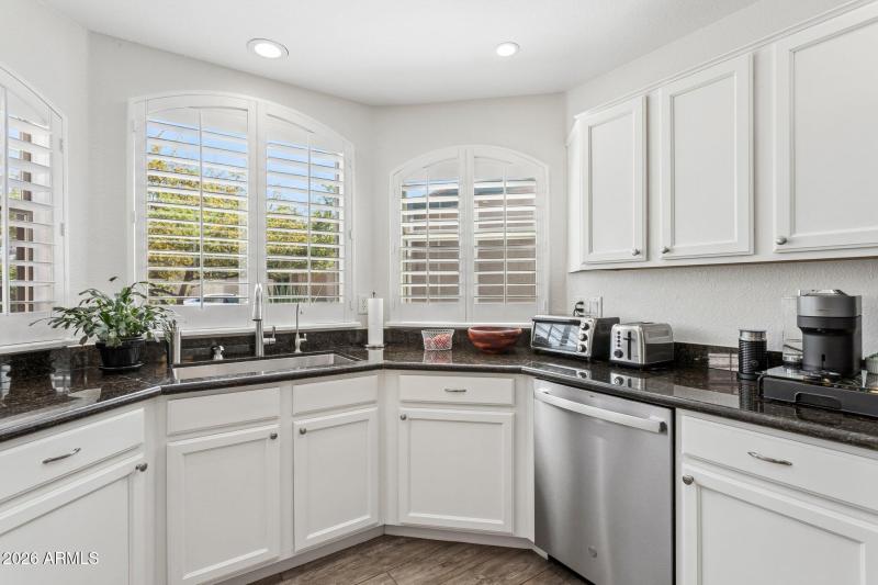 15-web-or-mls-21610-n-44th-pl