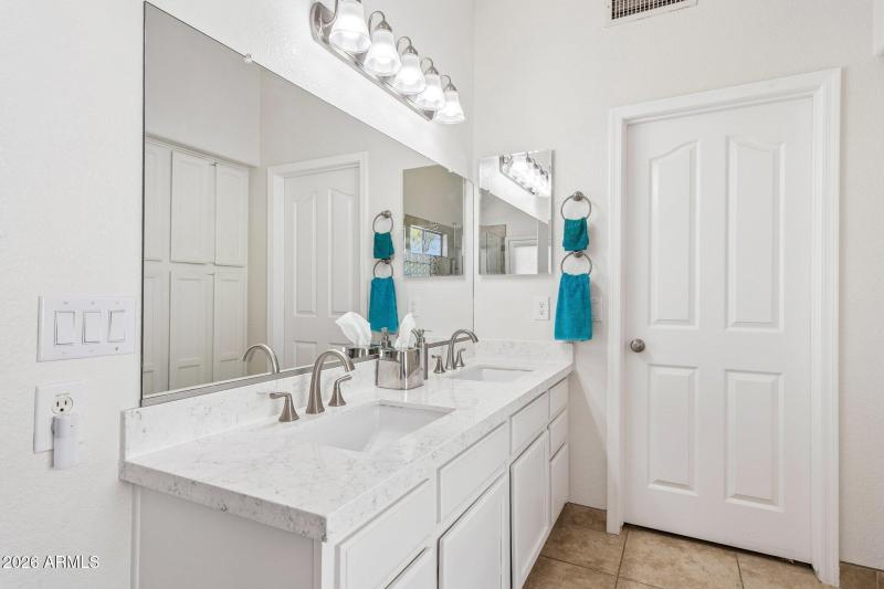 20-web-or-mls-21610-n-44th-pl