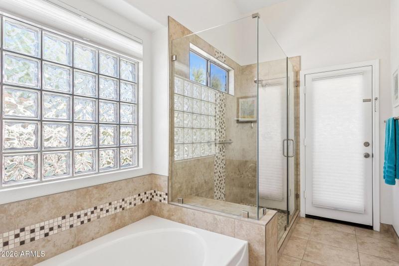 21-web-or-mls-21610-n-44th-pl