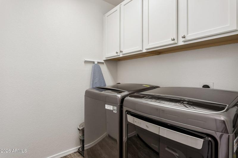 28-web-or-mls-21610-n-44th-pl