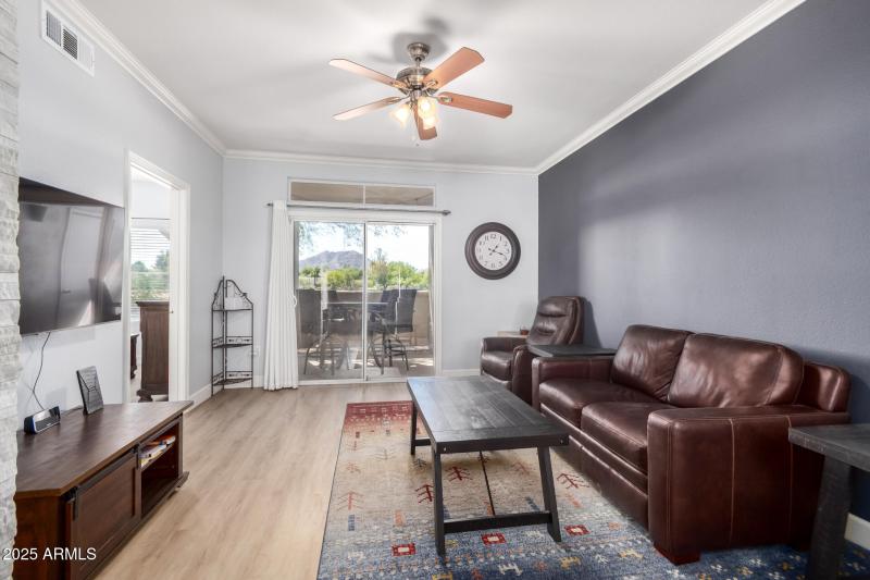 Living Rm w/Mountain