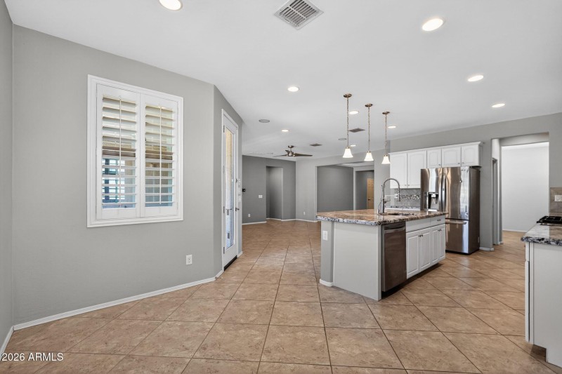 25_2138_W_Ian_Dr_Phoenix_AZ_85041_USA-Ki