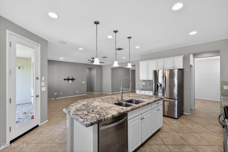 27_2138_W_Ian_Dr_Phoenix_AZ_85041_USA-Ki