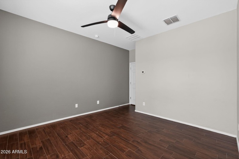 10_2138_W_Ian_Dr_Phoenix_AZ_85041_USA-Li