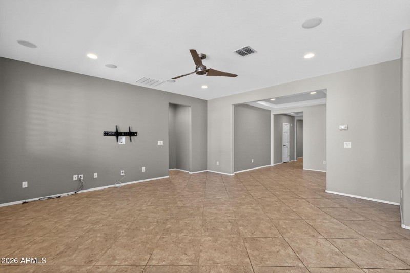 13_2138_W_Ian_Dr_Phoenix_AZ_85041_USA-Li