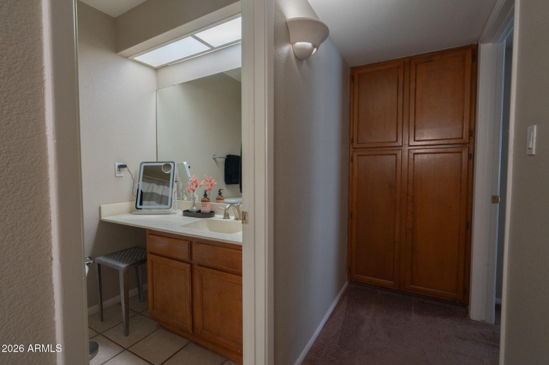 Hallwayguestbathroom