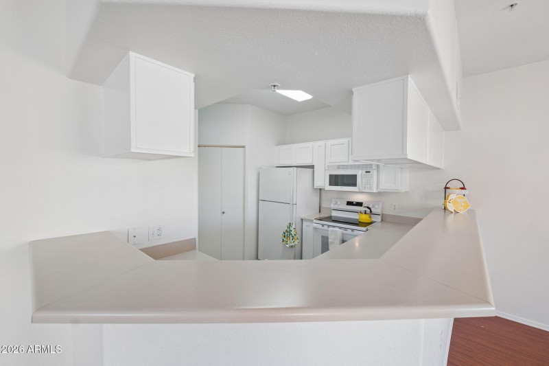 Kitchen w/ Breakfast Bar