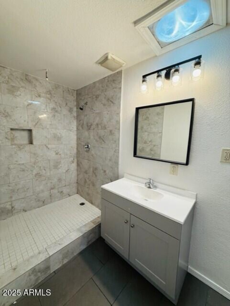 4517 Grandview - Guest Bathroom 2.3