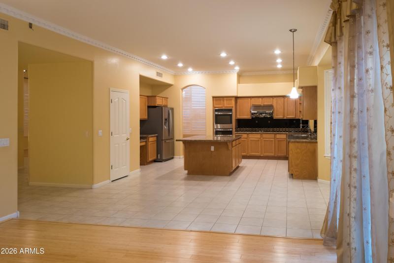 3_Kitchen_family Room