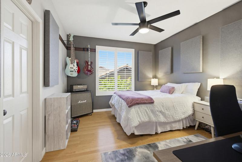 Secondary bedroom(3)