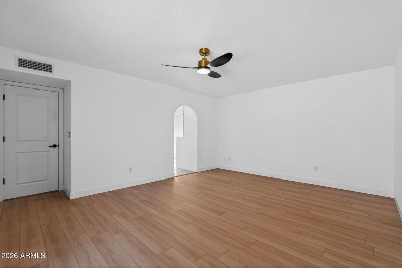 18_9_E_Surrey_Ave_Phoenix_AZ_85022_USA-L