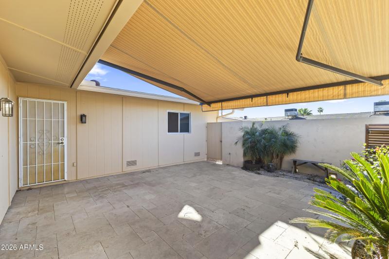 Patio W Retractable Awning
