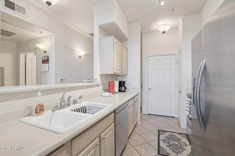 9-web-or-mls-W 1st St-S1303-009