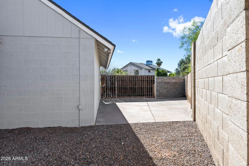 1827 N Sericin Cir-31