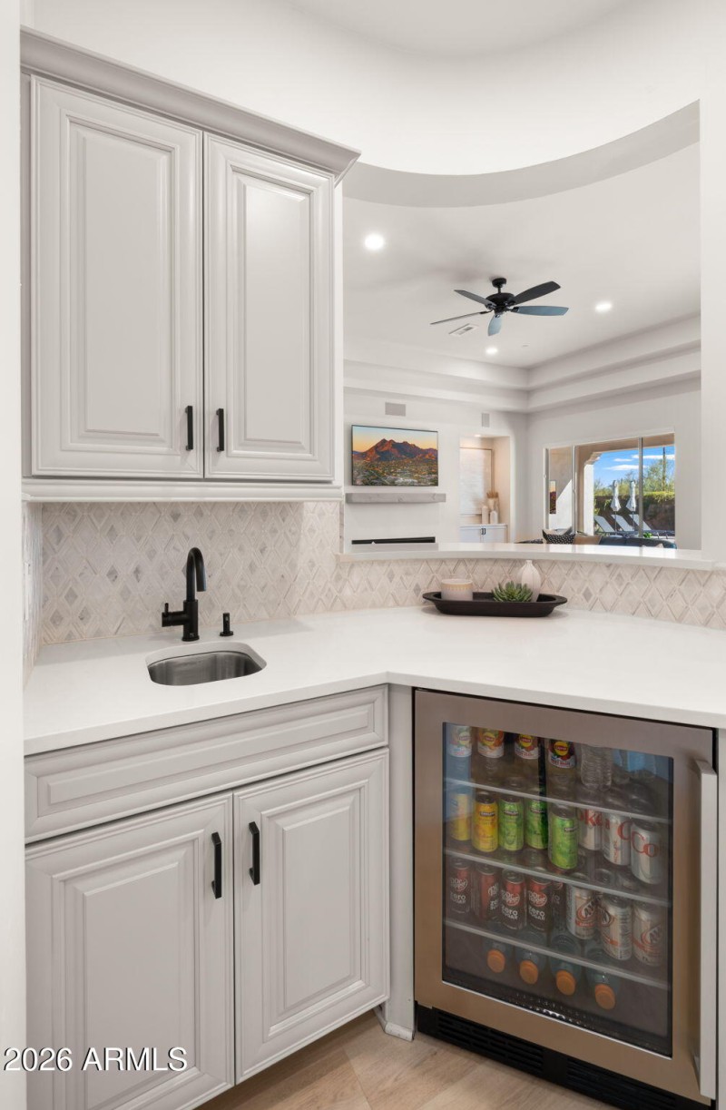 32-web-or-mls-Wet Bar