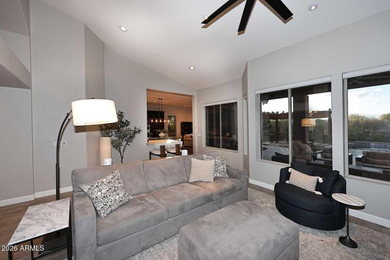 Open flow to kitchen