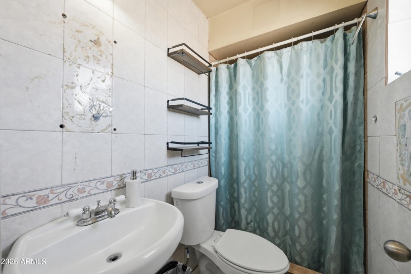 Earll. primary bathroom