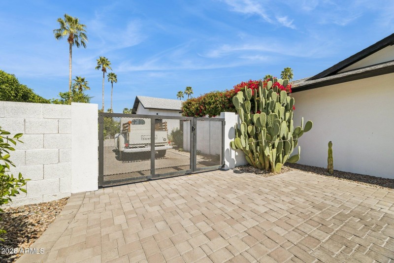 73-web-or-mls-5402-e-corrine-dr