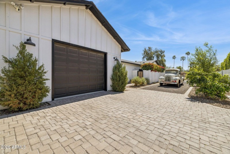 75-web-or-mls-5402-e-corrine-dr