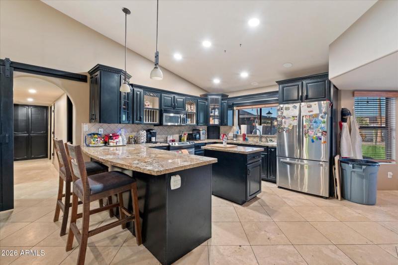 Kitchen w Granite Counters