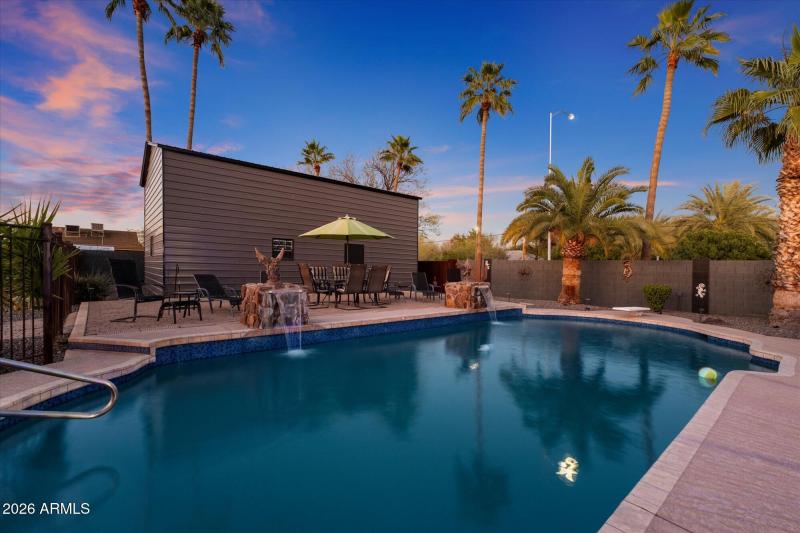 Sparkling Pool & Water Feature