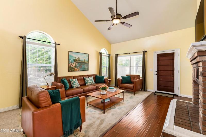 12-Oakland - Living Room