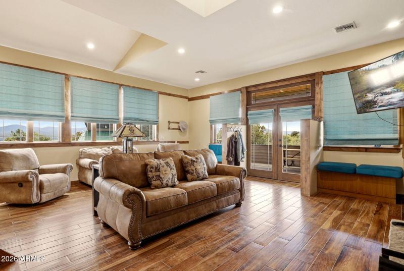 Main Res Int Great Rm Seating area